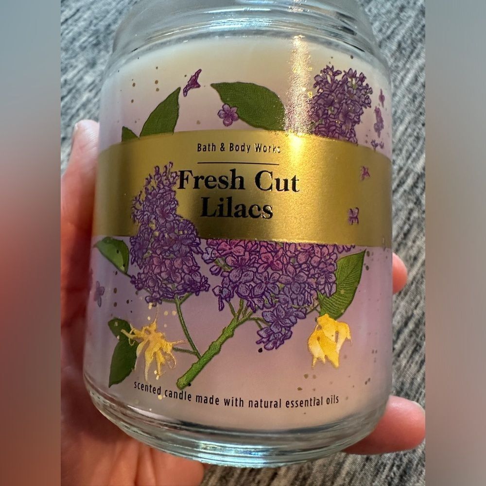 FRESH CUT LILACS Single Wick Candle - Picture 4 of 4